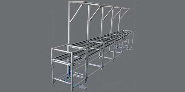 叉车和货架都是服务于仓库的重要部分  